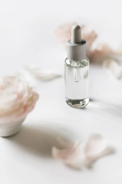 Butelka Perfum Białym Płynem Jasnym Tle — Zdjęcie stockowe
