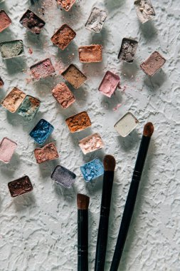 Masadaki çeşitli göz gölgelerinin üst görünümü