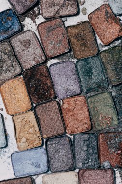 Masadaki çeşitli göz gölgelerinin üst görünümü