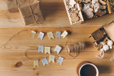 Beyaz zemin üzerinde ahşap takvim bulunan bir hediye kutusunun üst görünümü