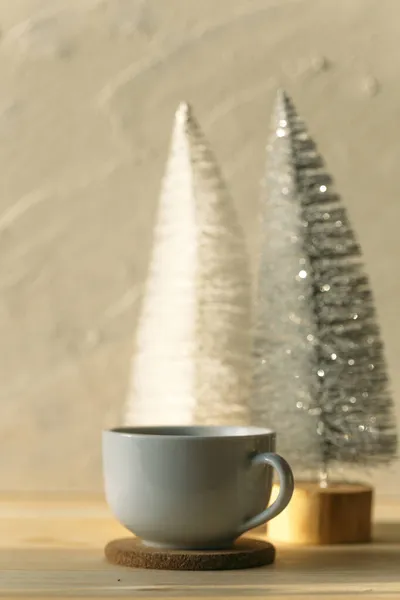 Рождественский Фон Снегом Чашкой Белого Кофе Кружкой Чая Деревянном Столе — стоковое фото
