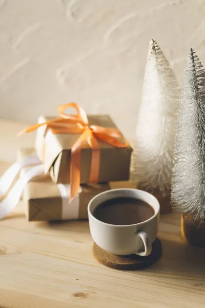 Рождественская Подарочная Коробка Подарками Чашкой Кофе Деревянном Фоне — стоковое фото