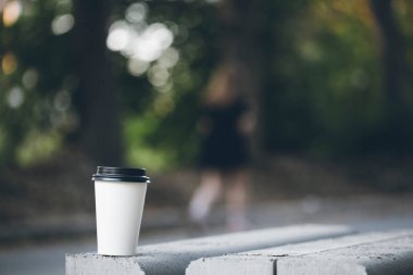 Tahta bir bankta bir fincan kahve.