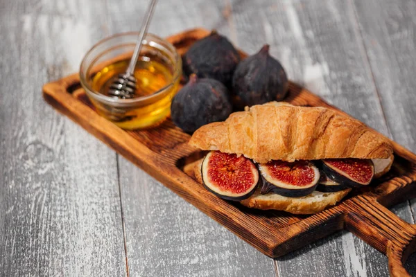 Croissants Aux Figues Miel Sur Fond Bois — Photo