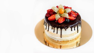 Beyaz arka plan üzerinde çilek ile lezzetli pasta