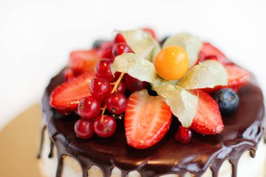 Meyveli ve meyveli çikolatalı kek. 