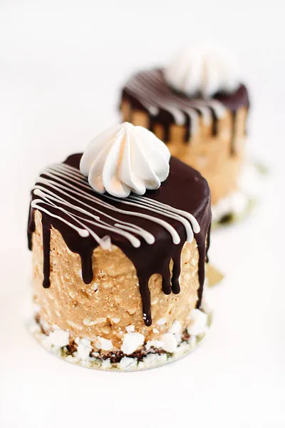 Chocolate Cake Cream Nuts — Stock Photo, Image