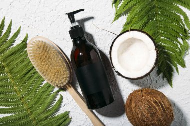 Hindistan cevizi yağı ve beyaz arka planda bir kavanoz süt.