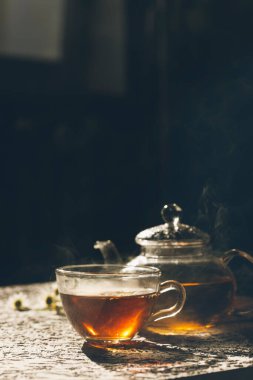 Ahşap arka planda bir fincanda çay