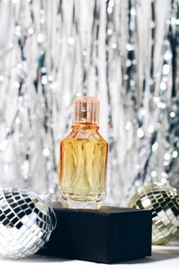 Altın kaplamalı lüks parfüm şişesi