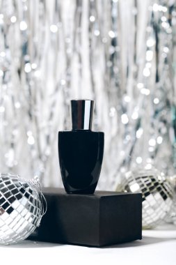 Beyaz arka planda lüks güzellik salonu aksesuarları