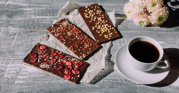 Köstliche Schokoladenkuchen Mit Beeren Und Nüssen Auf Holzgrund — Stockfoto