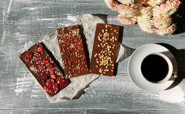 Schokoladenkekse Mit Kaffee Und Nüssen Auf Holzuntergrund — Stockfoto