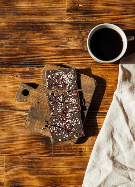 Υγιή Φυσική Σοκολάτα Και Φλιτζάνι Καφέ Ξύλινο Φόντο — Φωτογραφία Αρχείου