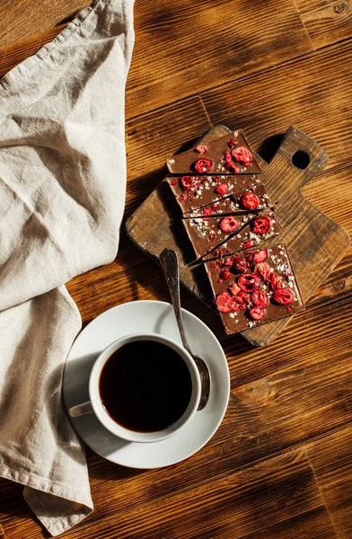 Sano Cioccolato Naturale Tazza Caffè Uno Sfondo Legno — Foto Stock