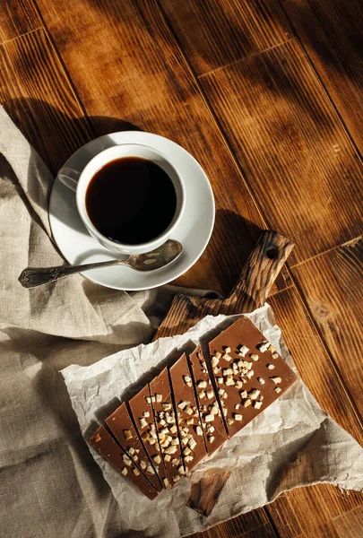 Gesunde Natürliche Schokolade Und Eine Tasse Kaffee Auf Einem Holzgrund — Stockfoto