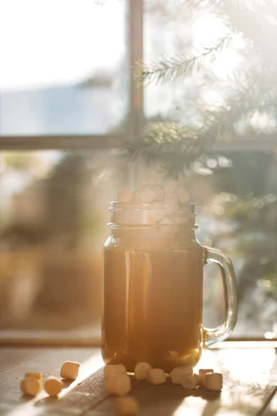 Heißer Neujahrskakao Glasbecher Auf Weihnachtlichem Hintergrund — Stockfoto