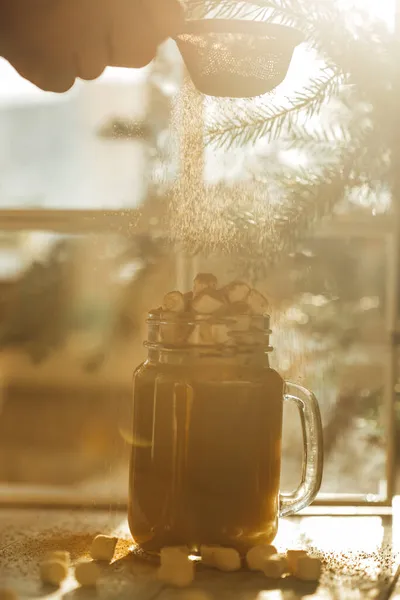 Горячее Новогоднее Какао Стеклянной Чашке Рождественском Фоне — стоковое фото