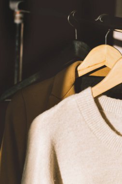 Bir erkeğin gömleğini kumaş bir askıyla kapat.