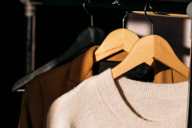 Askıda elbise askısı olan raflar.