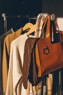gardıroptaki askılarda giysi ve aksesuarlarla.