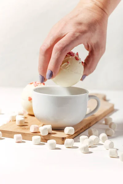 Kakaobomber Med Marshmallows Choklad Som Smälter När Varm Mjölk Tillsätts — Stockfoto
