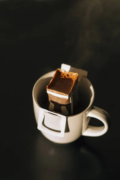Tasse Kaffee Mit Zimtstangen Auf Schwarzem Hintergrund — Stockfoto