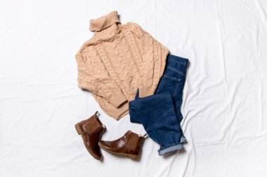 Beyaz arkaplanda şık kıyafetler