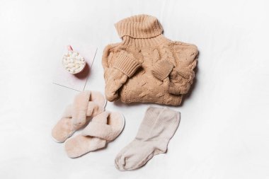 Beyaz arka planda bebek çorapları ve giysileri