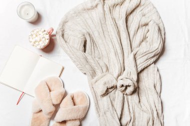 Açık arkaplanda beyaz havlu ve havlular.