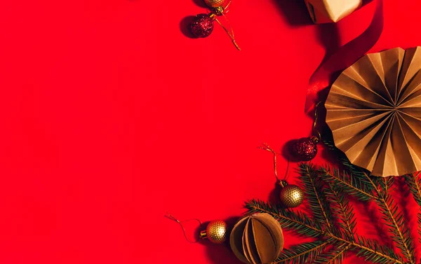 Fond Noël Avec Branches Sapin Boules Sur Fond Rouge — Photo
