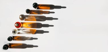 Kozmetik sıvı cam şişeler yığını, güzellik konsepti