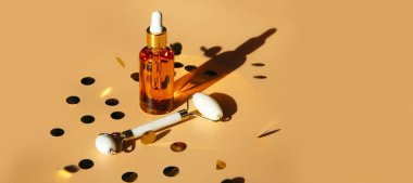 yüz silindiri ve kozmetik sıvısı şişede