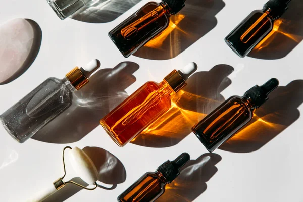 Conjunto Muchas Botellas Vidrio Diferentes Con Líquidos Cosméticos Dispuestos Una —  Fotos de Stock