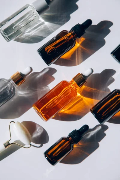 Una Serie Molte Bottiglie Vetro Diverse Con Liquidi Cosmetici Disposti — Foto Stock