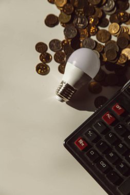 Ampul, sikke ve hesap makinesi, enerji faturası kavramı