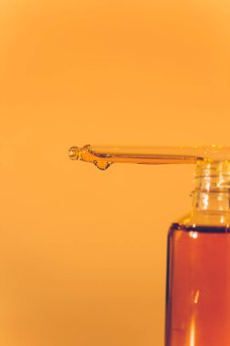 Sarı arka planda bir şişe su.