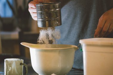 Bir cam fincan kahve dökme