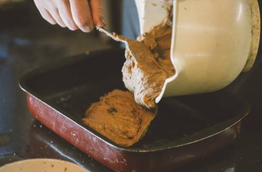 Kadın bıçakla para kazanıyor.