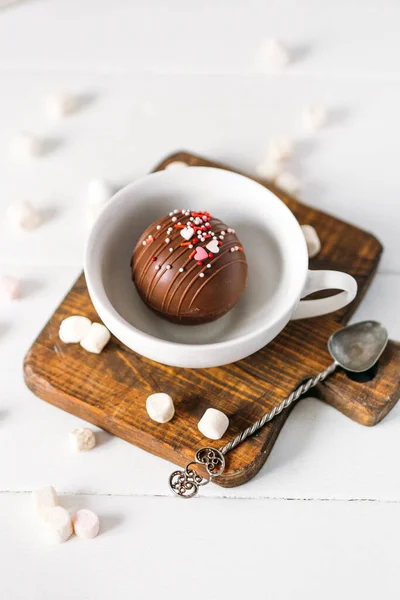 Schokoladenkuchen Mit Puderzucker Und Karamell Auf Weißem Teller — Stockfoto