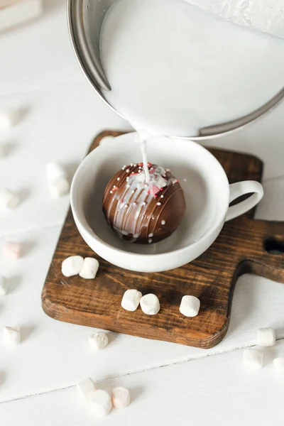Schokoladenkuchen Mit Schlagsahne Und Milch — Stockfoto