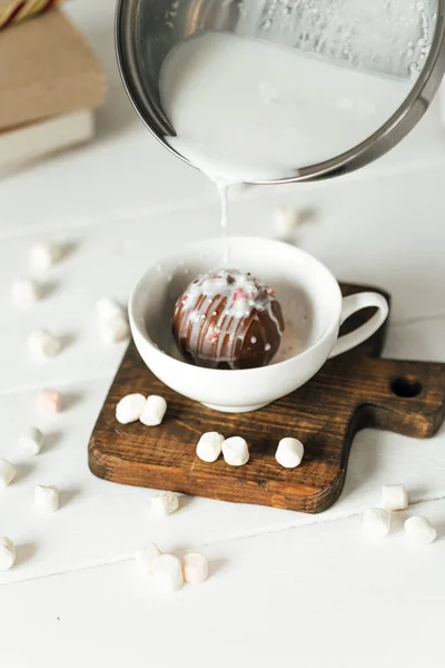 Şekerlemeli ve sütlü çikolatalı dondurma.