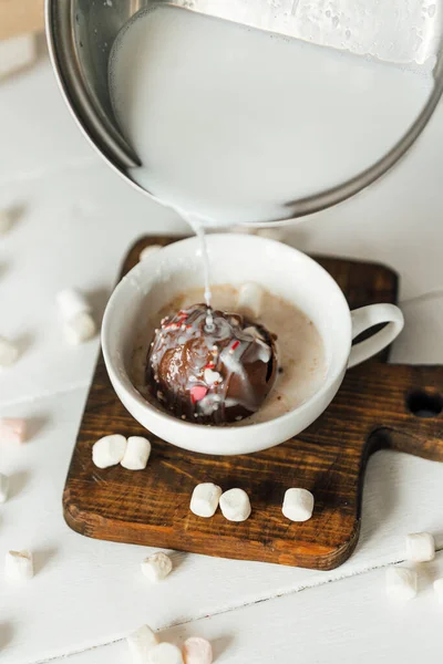 Schokoladeneis Mit Geschlagener Milch Und Kakao Auf Weißem Holzhintergrund — Stockfoto