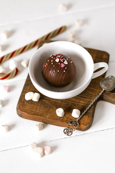 Chocoladetaart Met Room Noten Wit Bord — Stockfoto
