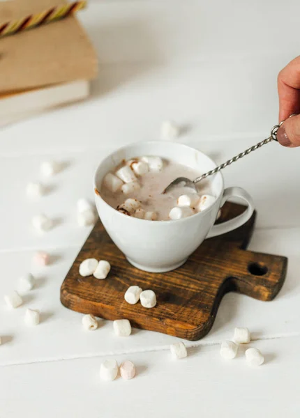 Tasse Kaffee Mit Marshmallows Auf Holzgrund — Stockfoto