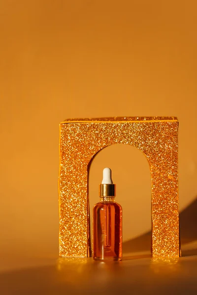 Bottiglia Profumo Con Glitter Oro Sfondo Giallo — Foto Stock