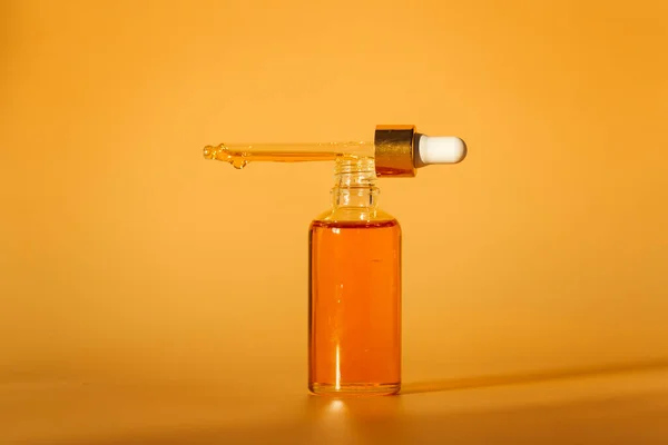 Botella Spray Amarillo Con Fuego Sobre Fondo Naranja — Foto de Stock