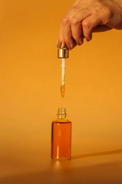 Ręka Butelki Perfum Kolor Tła — Zdjęcie stockowe