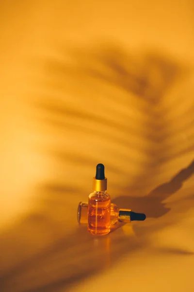 Studio Zrobione Butelek Kosmetycznych Żółtym Tle Cieniem Koncepcja Pielęgnacji Skóry — Zdjęcie stockowe