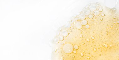 Beyaz arkaplanda sarı yağ lekeli şablon kopyalama alanı